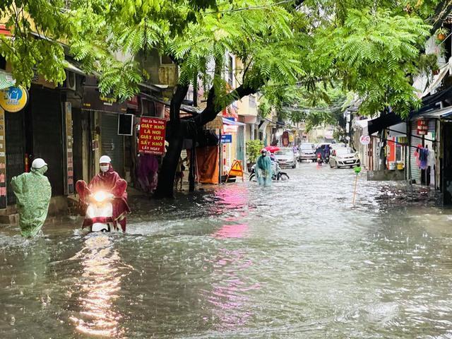 Hà Nội: Nhiều tuyến phố ngập sâu, giao thông ùn tắc, hỗn loạn  - Ảnh 1.