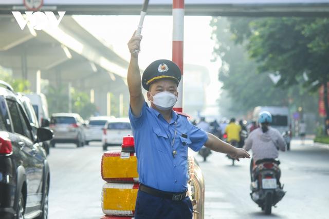 Giao thông trên đường Nguyễn Trãi hỗn loạn vào giờ cao điểm - Ảnh 3.