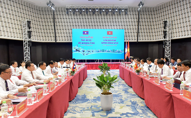 Ủy viên Trung ương Đảng, Bí thư Tỉnh ủy Hà Tĩnh Hoàng Trung Dũng và Bí thư, Tỉnh trưởng tỉnh Khăm Muộn Văn Xay Phong Sả Vẳn chủ trì cuộc hội đàm cấp cao về công tác thu hút đầu tư giữa hai địa phương (tháng 7/2022)