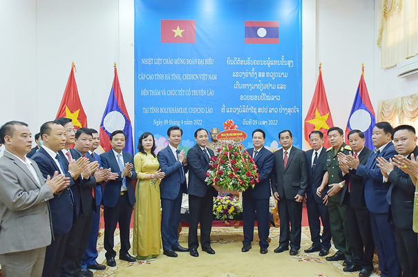 Bí thư Tỉnh uỷ Hà Tĩnh Hoàng Trung Dũng chúc tết Bunpimay (Lào)