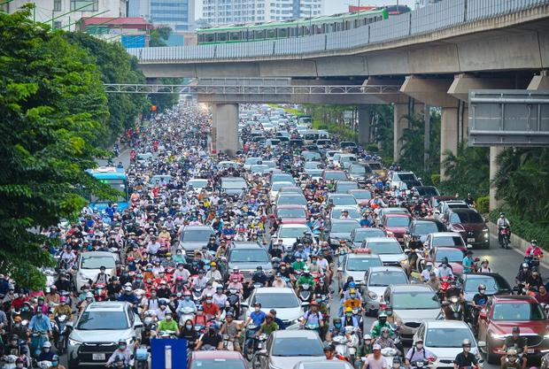 Đau đầu cảnh xe máy chạy bất chấp luật lệ, ngang nhiên vi phạm ngay trước mặt CSGT ở Hà Nội - Ảnh 12.