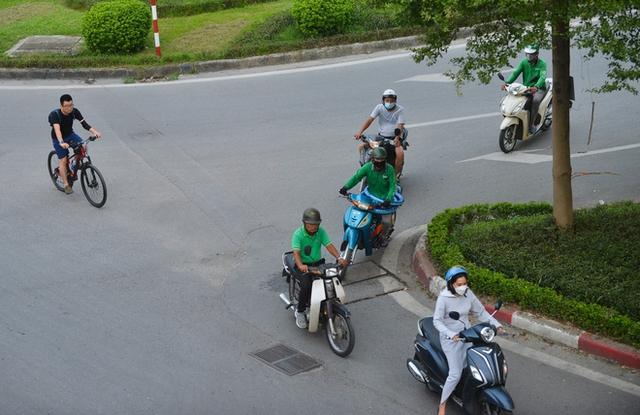 Đau đầu cảnh xe máy chạy bất chấp luật lệ, ngang nhiên vi phạm ngay trước mặt CSGT ở Hà Nội - Ảnh 9.