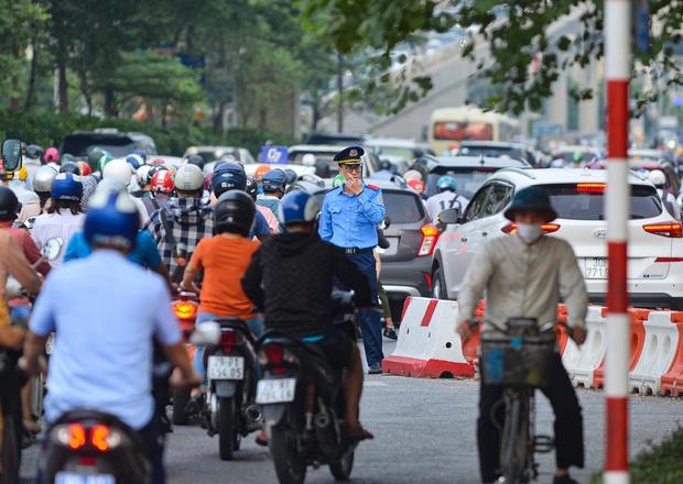 Đau đầu cảnh xe máy chạy bất chấp luật lệ, ngang nhiên vi phạm ngay trước mặt CSGT ở Hà Nội - Ảnh 2.