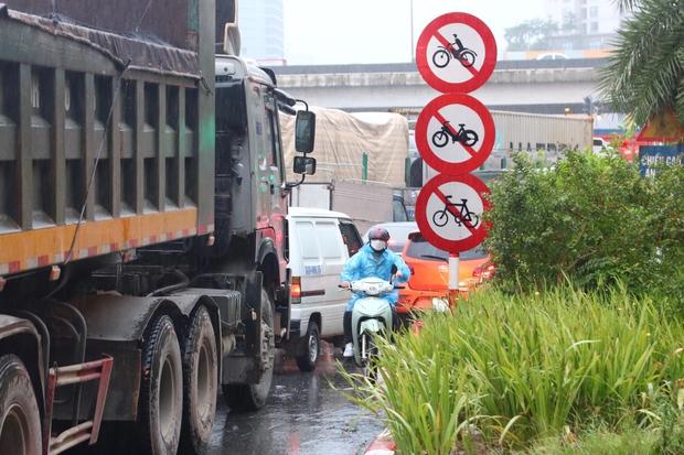 Đau đầu cảnh xe máy chạy bất chấp luật lệ, ngang nhiên vi phạm ngay trước mặt CSGT ở Hà Nội - Ảnh 26.