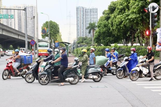 Đau đầu cảnh xe máy chạy bất chấp luật lệ, ngang nhiên vi phạm ngay trước mặt CSGT ở Hà Nội - Ảnh 18.