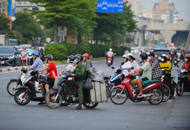 Đau đầu cảnh xe máy chạy bất chấp luật lệ, ngang nhiên vi phạm ngay trước mặt CSGT ở Hà Nội - Ảnh 4.