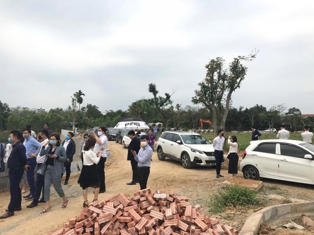 Nhà đầu tư bất động sản gồng mình ôm đất chờ thị trường cuối năm - Ảnh 2.