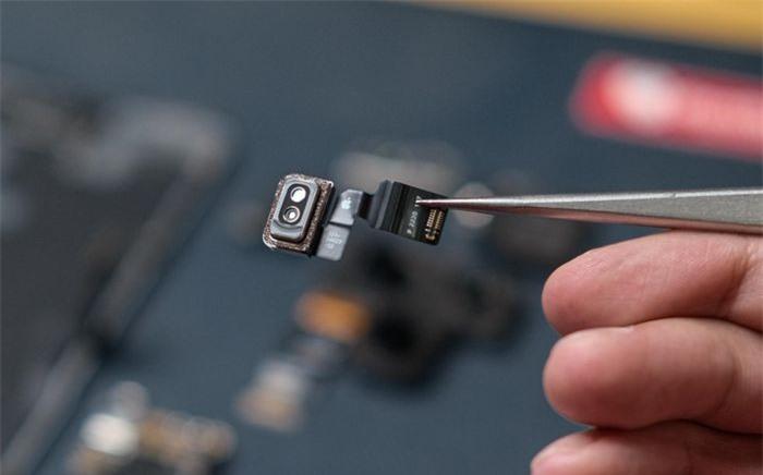Cận cảnh cảm biến đèn flash LED mới cùng cảm biến LiDAR lớn hơn, cùng nằm trong cụm máy ảnh của iPhone 14 Pro Max. Đèn trợ sáng của máy hỗ trợ tính năng thích ứng dựa trên mức thu phóng ống kính, tạo ra vùng chiếu mịn hơn.