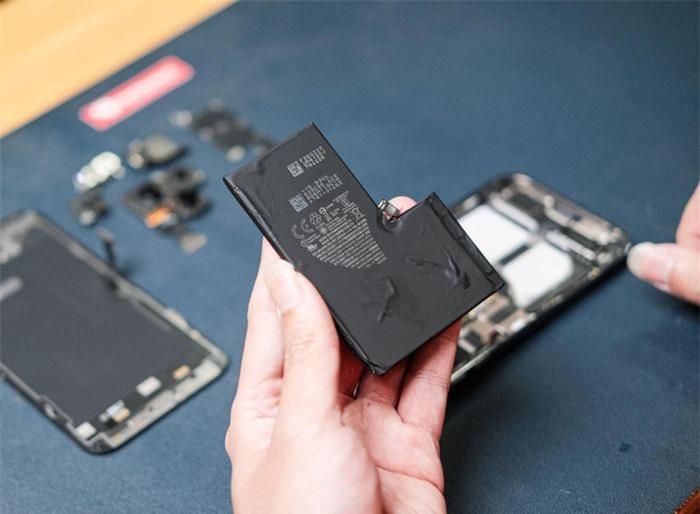 Có cụm camera lớn hơn, nhưng kích thước và khối lượng máy iPhone 14 Pro Max không tăng. Do đó, nhà sản xuất phải cắt giảm một phần dung lượng pin, còn 4.323 mAh.