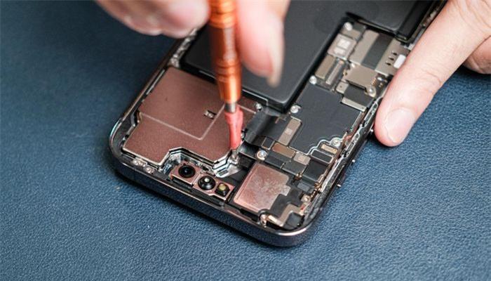 Đánh giá nhanh về cách bố trí linh kiện của thiết bị mới ra mắt, kỹ thuật viên thực hiện cho biết Apple không có thay đổi nhiều.