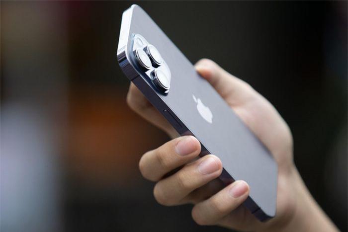 Quy trình sản xuất và kiểm soát chất lượng của Apple thường có vấn đề khi iPhone được nâng cấp tính năng mới. Nhiều chiếc iPhone X gặp lỗi màn hình, FaceID khi dòng máy này vừa xuất hiện. iPhone 13 Pro/Pro Max có màn hình LTPO cũng gặp lỗi ám xanh, biến trắng gần đây.