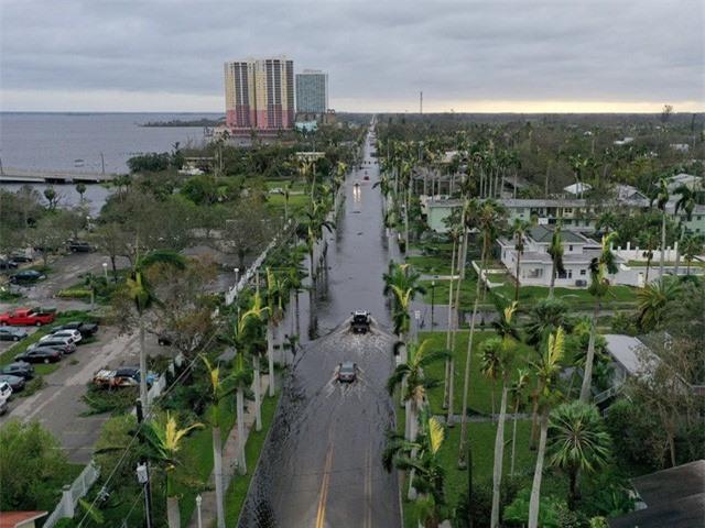 Bão Ian tại Mỹ: Nhiều người bị mắc kẹt, mạng lưới điện bị sập và thiệt hại trên diện rộng ở Florida - Ảnh 2. Bão Ian tại Mỹ: Nhiều người bị mắc kẹt, mạng lưới điện bị sập và thiệt hại trên diện rộng ở Florida - Ảnh 2.