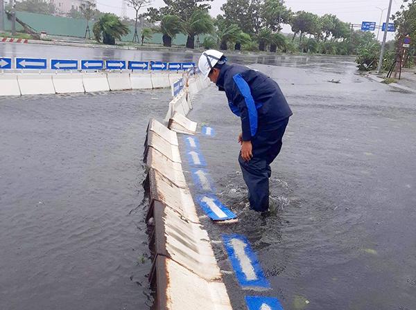 Mưa lũ lớn làm xô lệch, ngã đổ dải phân cách trên một số tuyến đường thuộc địa bàn quận Ngũ Hành Sơn (TP Đà Nẵng)