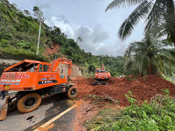 Khẩn trương khắc phục sạt ở trên tuyến đường Hoàng Sa lên bán đảo Sơn Trà