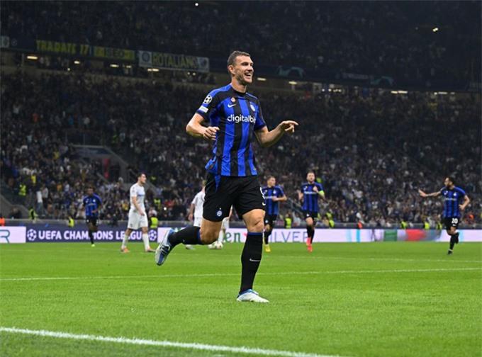 Dzeko lập cú đúp ở trận Inter Milan vs Viktoria Plzen