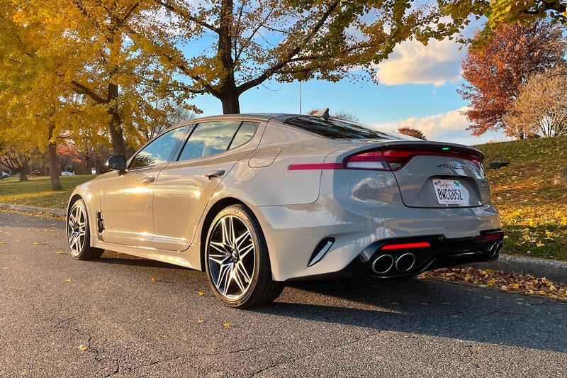 2. Kia Stinger (giá khởi điểm: 37.135 USD).