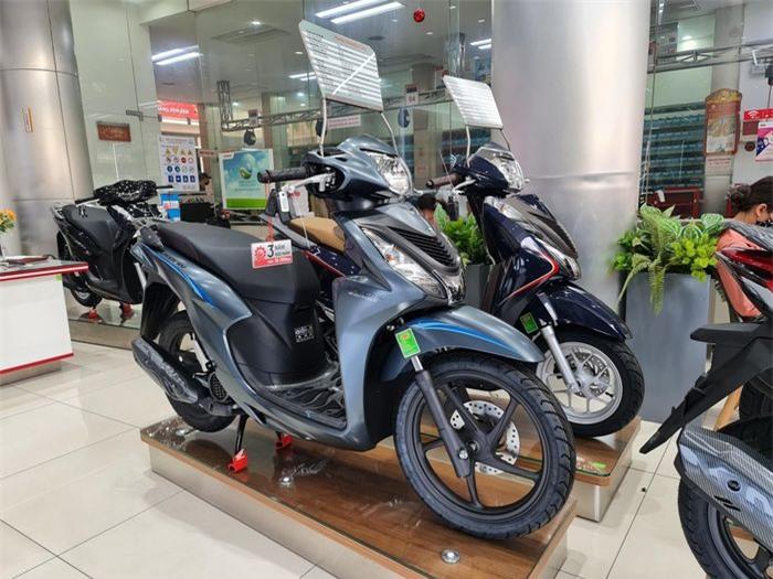 Honda Vision đã dễ mua hơn mặc dù giá bán vẫn khá cao. Ảnh: Hội An.