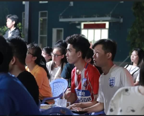Khi sinh viên nóng cùng World Cup: Ra quán tốn tiền, xem ở phòng trọ phải tuân thủ luật '3 không' - Ảnh 7.