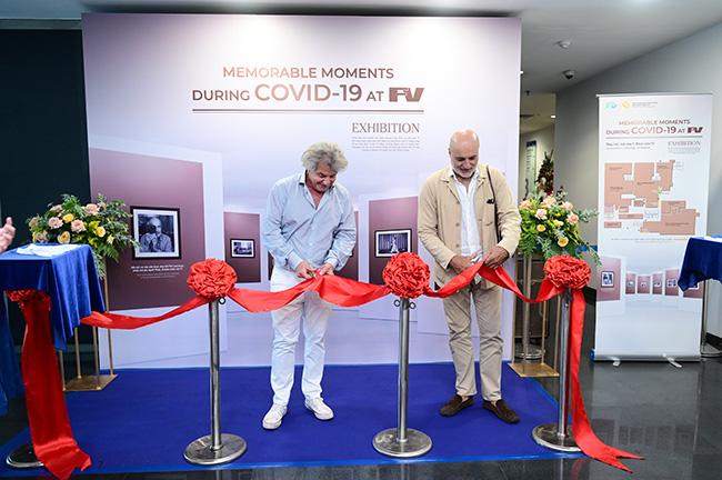 Bác sĩ Jean-Marcel Guillon, Tổng giám đốc Bệnh viện FV (trái) cùng nhiếp ảnh gia Pier Laurenza cắt băng khai mạc triển lãm ảnh.