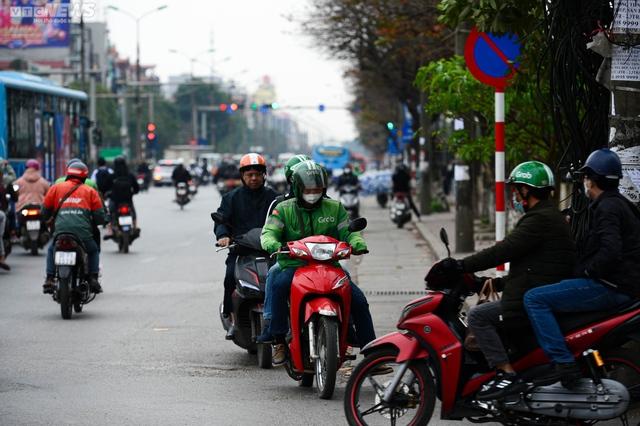 Xe máy nối đuôi nhau đi ngược chiều, cắt mặt ô tô trên đường Giải Phóng, Hà Nội - Ảnh 7.