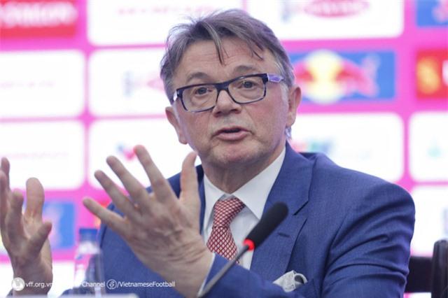 HLV Philippe Troussier: “Tôi không phải bắt đầu từ con số 0… - Ảnh 2.