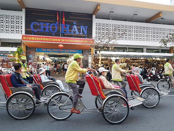 Chợ Hàn luôn thu hút đông đảo du khách trong và ngoài nước đến tham quan, mua sắm