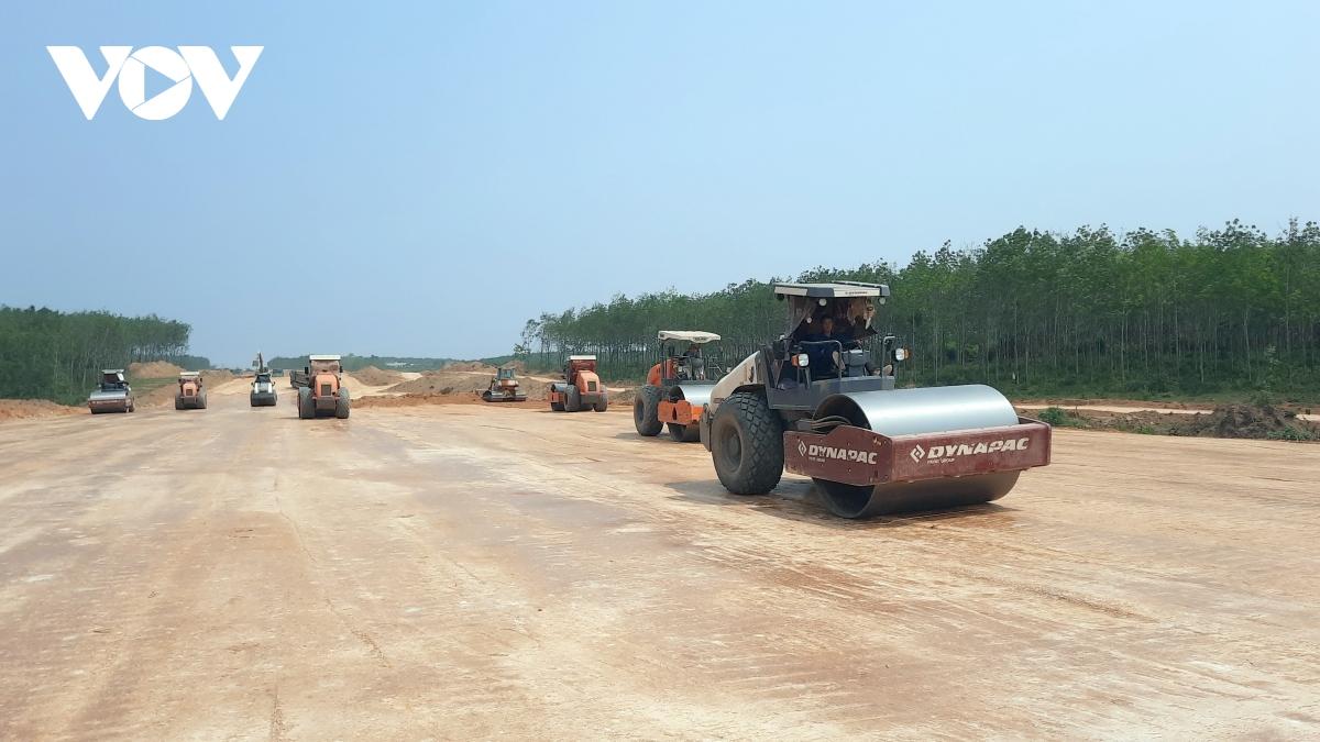 Thiếu khu tái định cư, dự án cao tốc Bắc - Nam chậm bàn giao mặt bằng - Ảnh 2.