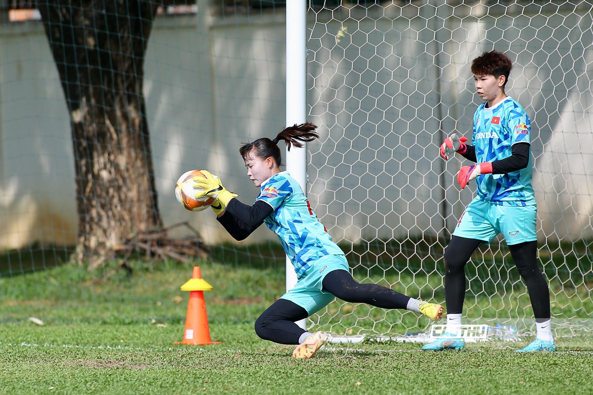 Bóng đá Việt Nam - Đội nắng 36 độ tập luyện, Huỳnh Như muốn thành Vua phá lưới SEA Games (Hình 10).