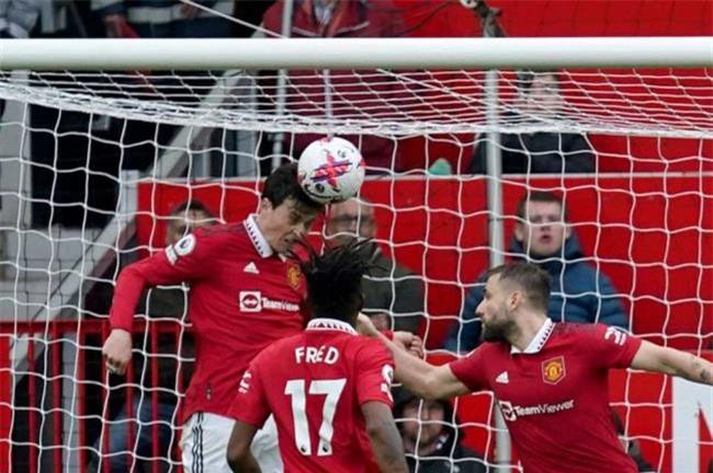 Jamie Redknapp danh gia cao nhung dong gop cua trung ve Victor Lindelof