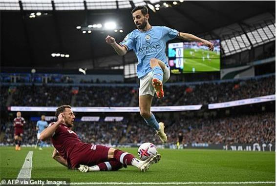 Thắng cách biệt West Ham, Man City đòi lại ngôi đầu từ tay Arsenal 3