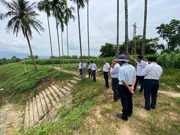 Các sở ngành của tỉnh Quảng Nam và thành phố Đà Nẵng khảo sát tại khu vực Quảng Huế ngày 9/5/2023 để bàn phương án đắp đập tạm nhằm tăng cường nguồn nước về hạ lưu sông Vu Gia