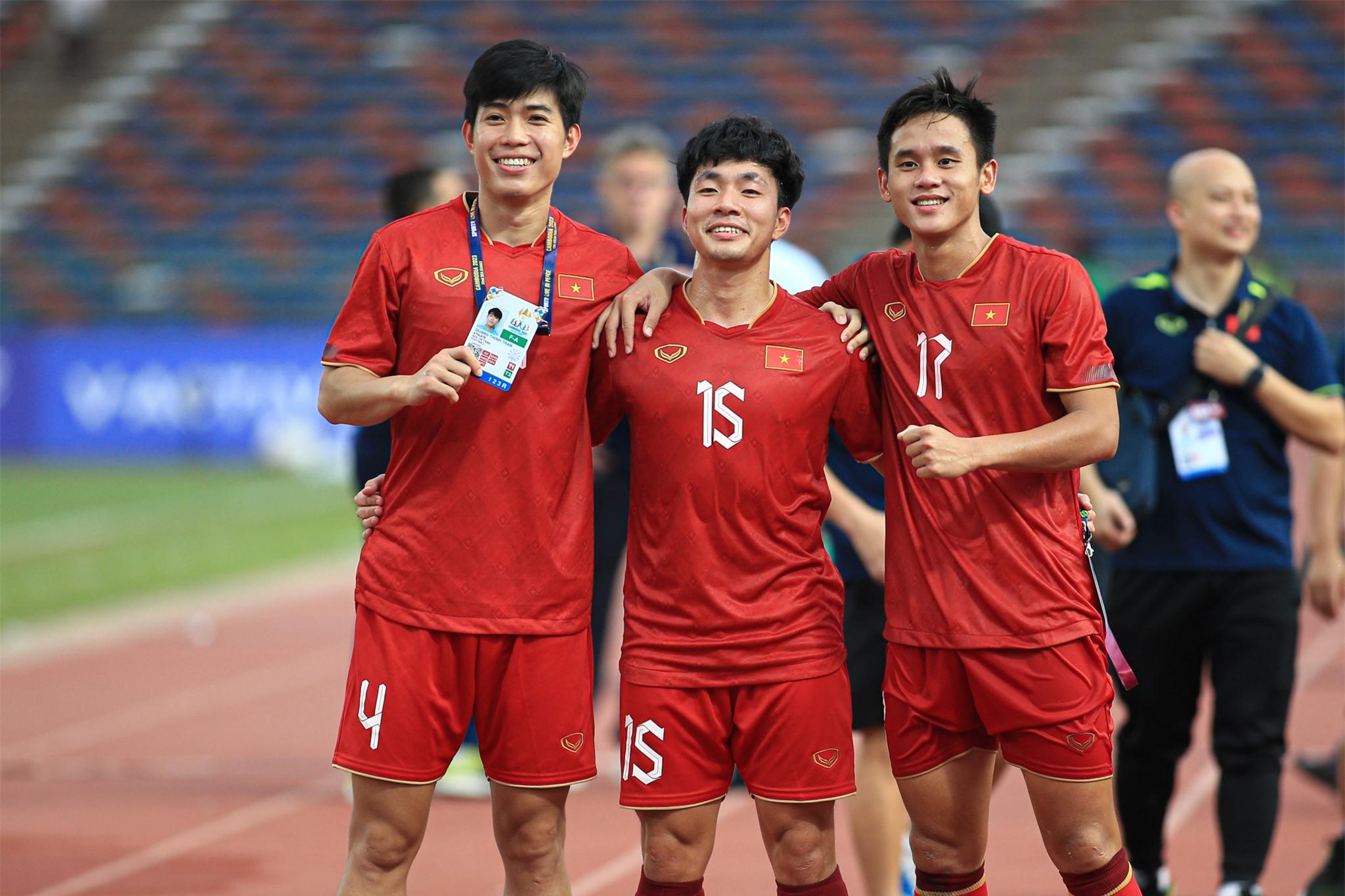 Cau thu U22 Viet Nam an mung sau tran thang U22 Myanmar SEA Games 32. anh: TH