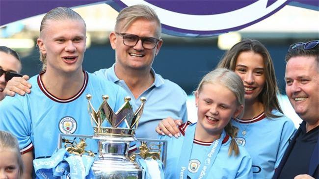 Haaland ra mắt bạn gái trong ngày cùng Man City đăng quang chức vô địch 2