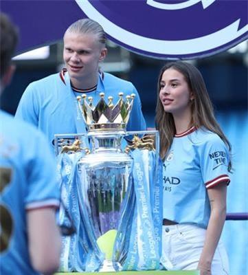 Haaland ra mắt bạn gái trong ngày cùng Man City đăng quang chức vô địch 1