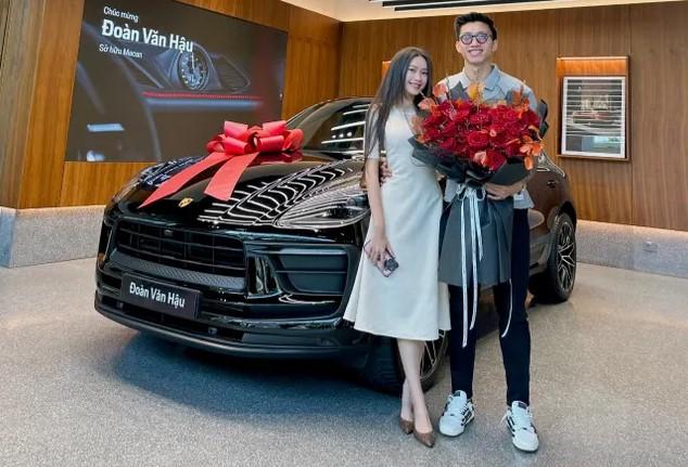 Văn Hậu tậu xế hộp mới. Ảnh: FBNV