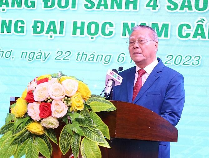 Hiệu trưởng Trường Đại học Nam Cần Thơ TS. Nguyễn Văn Quang chia sẻ tại buổi lễ.