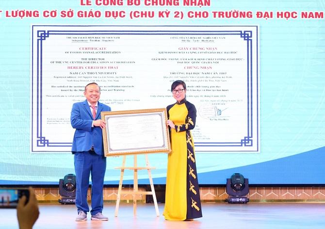 TS.LS Nguyễn Tiến Dũng - Chủ tịch Hội đồng trường nhận giấy chứng nhận kiểm định chất lượng giáo dục (chu kỳ 2) và chứng nhận xếp hạng đối sánh 4 sao UPM.