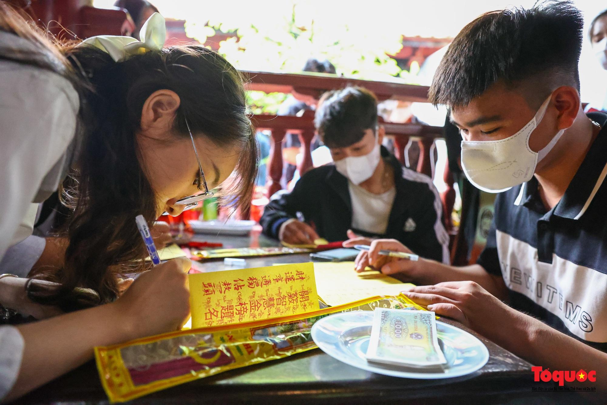 Sĩ tử thủ đô nườm nượp dâng sớ cầu may tại Văn Miếu-Quốc Tử Giám trước ngày thi - Ảnh 9.