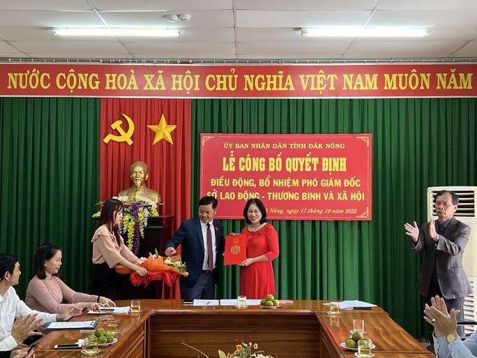 Cho thôi việc phó giám đốc sở xin nghỉ hưu ngay tại lễ bổ nhiệm - Ảnh 1.