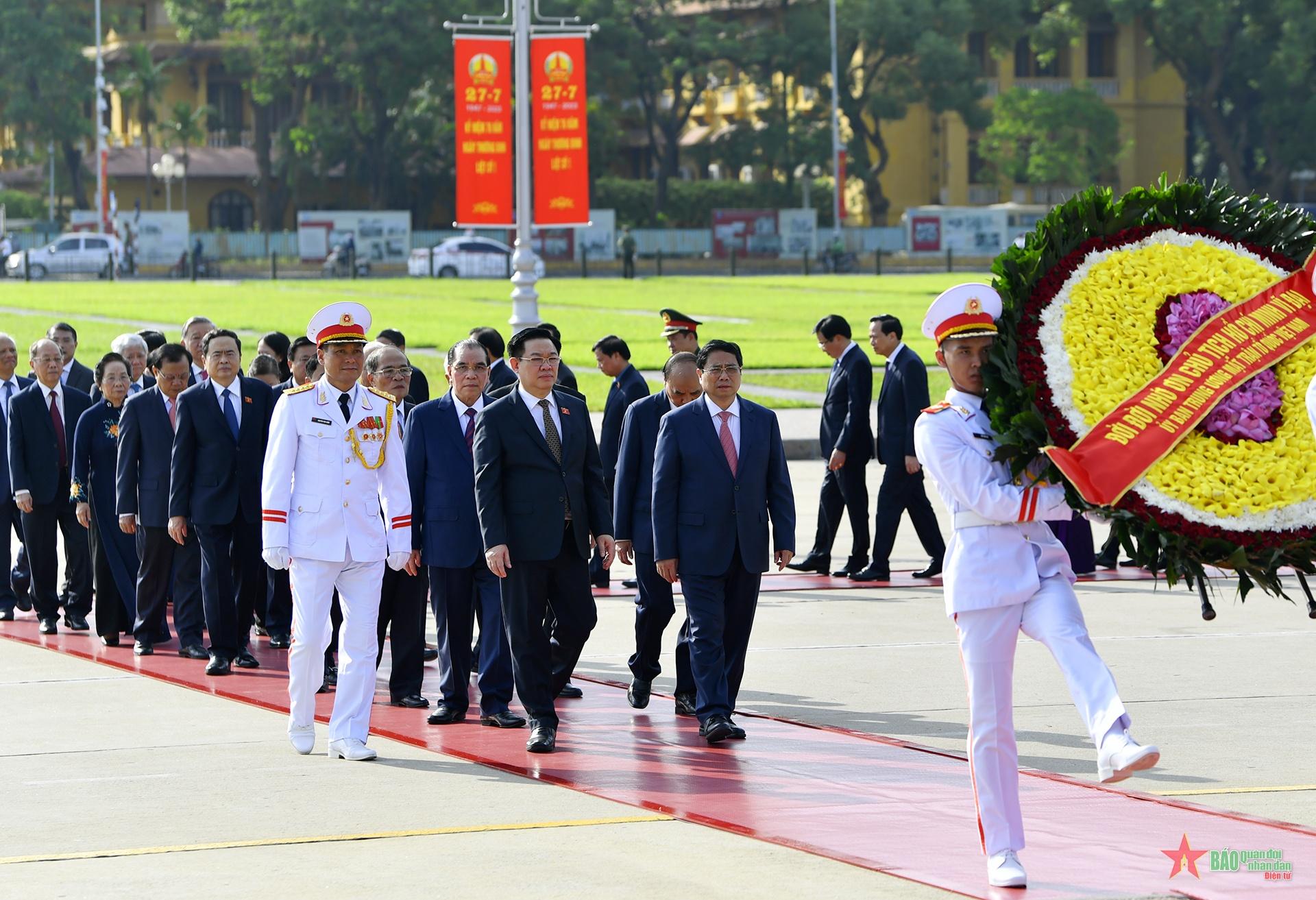 Lãnh đạo Đảng, Nhà nước vào Lăng viếng Chủ tịch Hồ Chí Minh và tưởng niệm các Anh hùng liệt sĩ