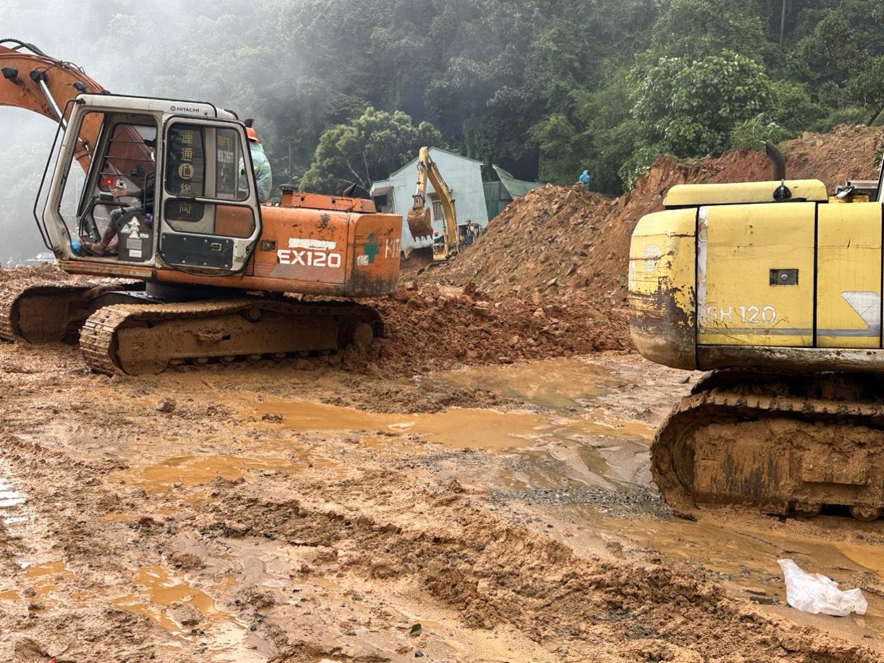 Hình ảnh Phó Thủ tướng Trần Lưu Quang lội bùn vào hiện trường vụ sạt lở đèo Bảo Lộc - Ảnh 8.