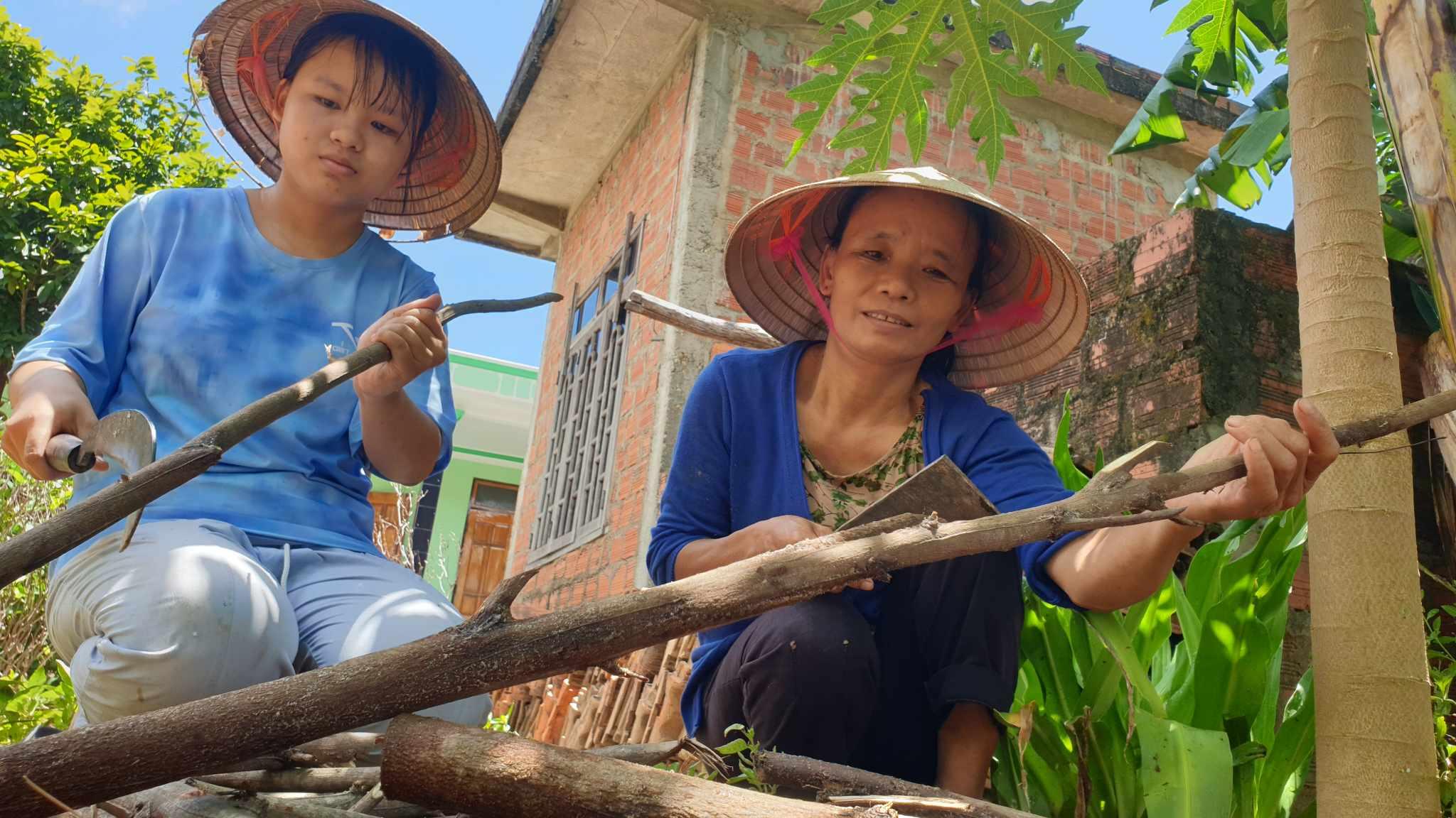 Bình tĩnh sống - Nữ sinh có điểm thi tốt nghiệp cao nhất tỉnh ngậm ngùi tính nghỉ học (Hình 2).