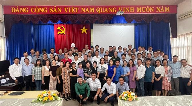 Các học viên chụp ảnh lưu niệm sau buổi khai giảng.