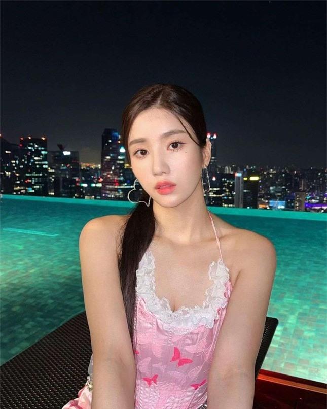 Nữ ca sĩ bị phản ứng vì mặc hở quá đà ảnh 2