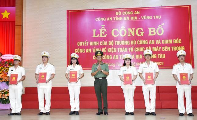 Công bố nhiều quyết định của Bộ Công an về kiện toàn bộ máy Công an Bà Rịa - Vũng Tàu - Ảnh 1.