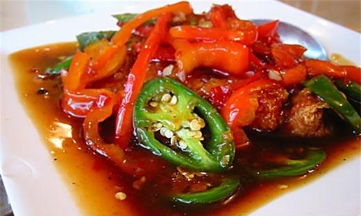 Đồ ăn quá lạnh, cay và nóng dễ gây kích thích vòm họng, khiến triệu chứng ho nặng thêm. Đối với trẻ em ho kích ứng, tuyệt đối không uống đồ uống có ga vì có thể gây nên những cơn ho kéo dài. Trẻ nhỏ cũng không nên ăn cay, vì khi ăn gây kích ứng, lúc đó, ho sẽ rất dễ gây sặc và nguy hiểm cho trẻ.