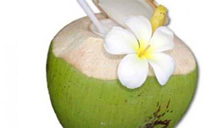 Dừa, các sản phẩm từ dừa và nước dừa rất mát cho cơ thể nhưng nếu bạn bị ho, suyễn thì không nên ăn tất cả những gì liên quan đến dừa. Bởi dừa có tính lạnh, ăn nhiều sẽ gây trở ngại cho nội tạng. Tương tự như vậy bạn cũng không nên ăn hay uống nước mía khi bị ho.