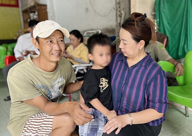 Anh Thành cùng người dân chăm sóc bé.