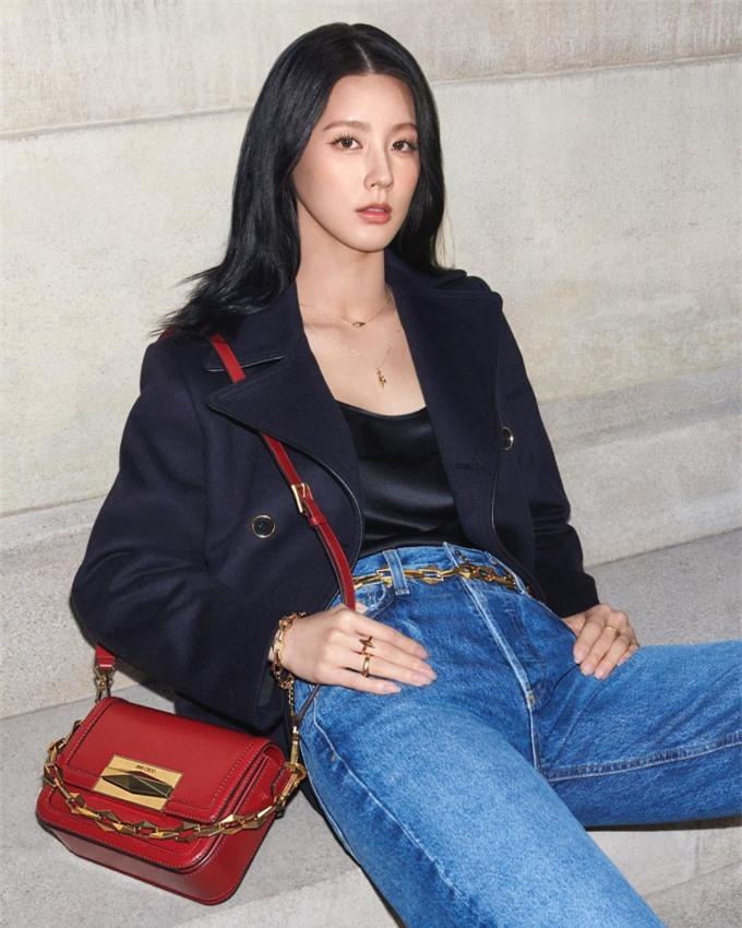 Kể cả khi đổi trang phục kín đáo hơn, nữ idol nhóm (G)I-DLE vẫn toả sáng với nhan sắc nữ thần. Khán giả đều thích thú khi thấy được hình ảnh sexy và lạnh lùng, trưởng thành hơn hẳn của Miyeon