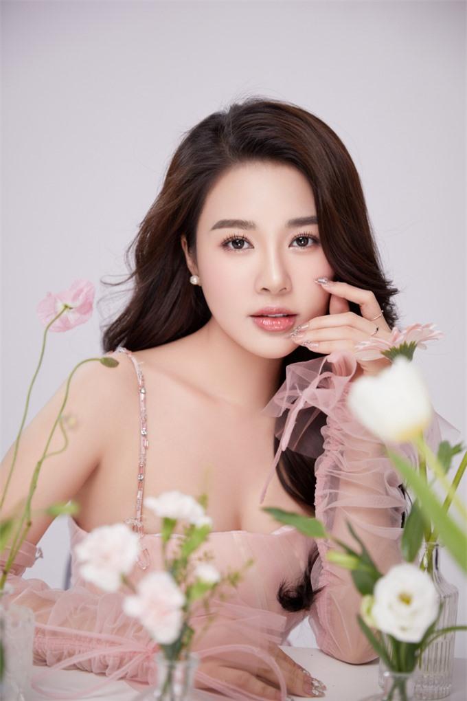 Nói về ý thực hiện bộ ảnh mừng sinh nhật với màu hồng chủ đạo, Hoa khôi Hà Trang cho biết: “Ngày bé, tôi chỉ mong nhanh chóng lớn lên, nhưng khi lớn rồi thì lại ước vẫn là cô bé ngày nào